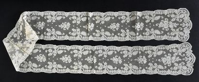 Tie in Valenciennes, spindles, circa 1870-80.
In...