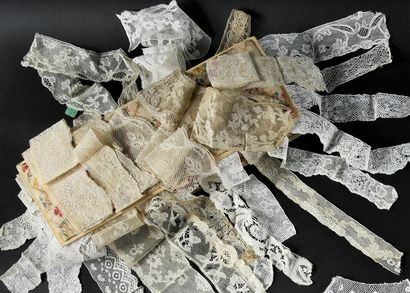 Important collection of laces, spindles and...