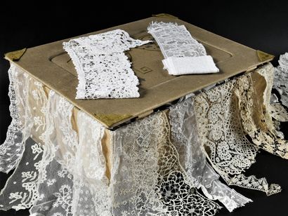 Important collection of laces, spindles and...