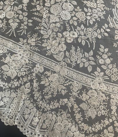 Sumptuous lace shawl application of England,...