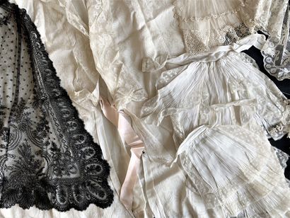 Accessories of the feminine costume in lace,...