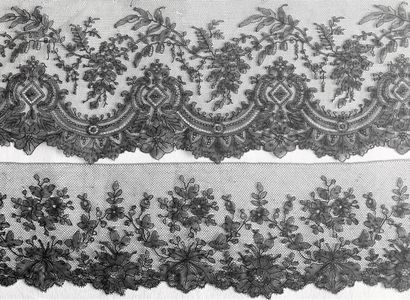 Fan leaf in Chantilly lace, spindles, last...