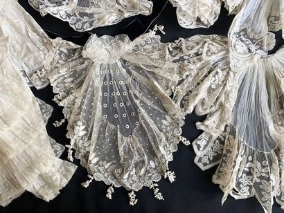 Accessories of the feminine costume in lace,...