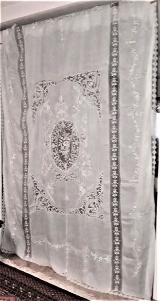 Embroidered linen and lace blind, early 20th...