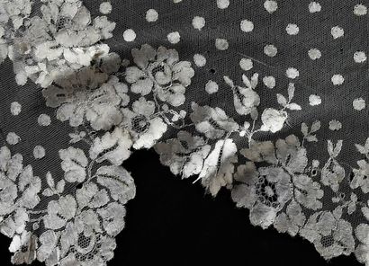 Mantilla in Blonde de Caen, spindles, XIXth...