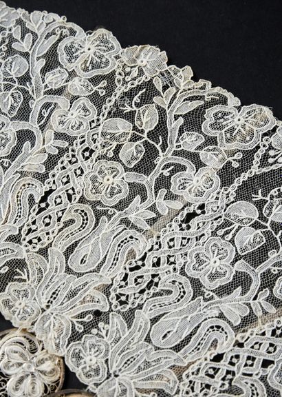 Folded lace fan, Gauze and silver filigree,...