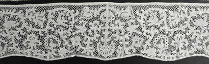 Bobbin lace ruffle, 19th century.
A bobbin...