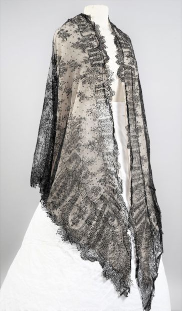 Large triangular shawl in Chantilly, spindles,...