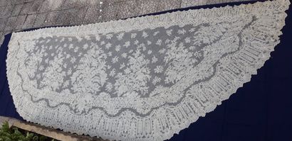 Cape or large shawl in cream Chantilly, 2nd...