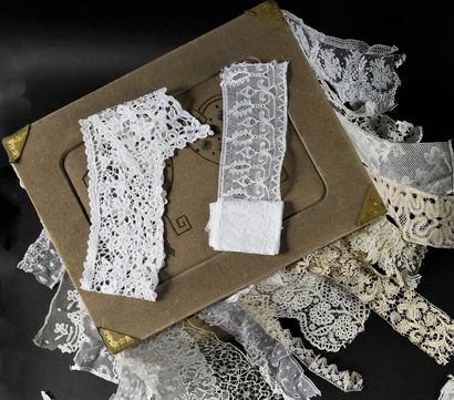 Important collection of laces, spindles and...