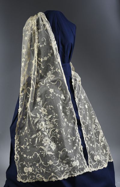 Beautiful stole in application of Brussels,...