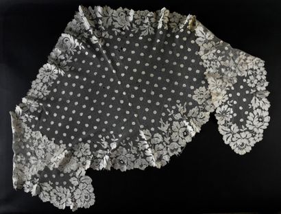 Mantilla in Blonde de Caen, spindles, XIXth...