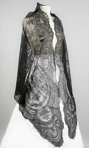 Triangular shawl in Chantilly lace, 2nd half...