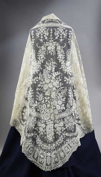 Sumptuous lace shawl application of England,...