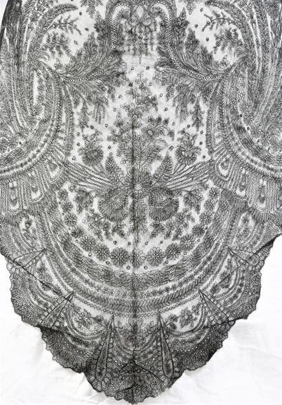 Triangular shawl in Chantilly lace, 2nd half...