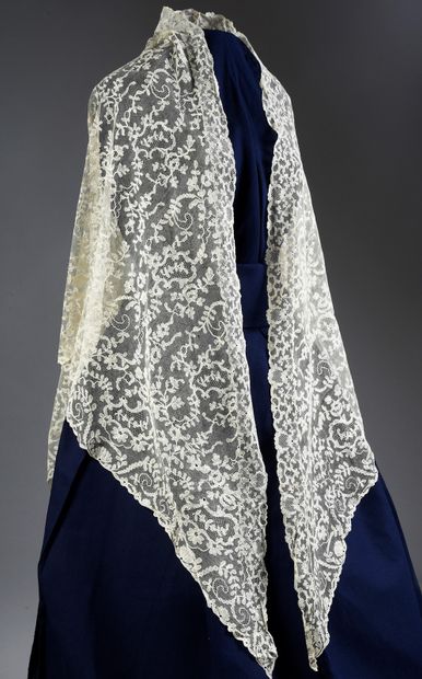 A triangular lace shawl, bobbins, 2nd half...