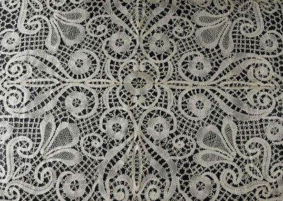 Tablecloth or large panel in bobbin lace,...