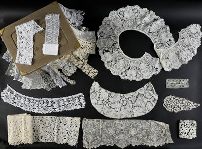 Important collection of laces, spindles and...