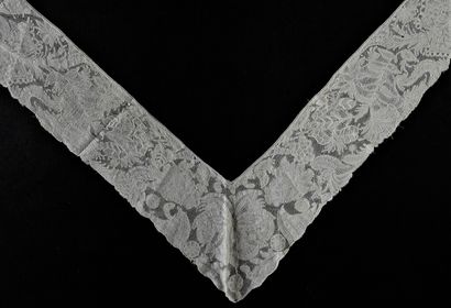 Brussels lace barbs, spindles, circa 1720-30.
Pair...