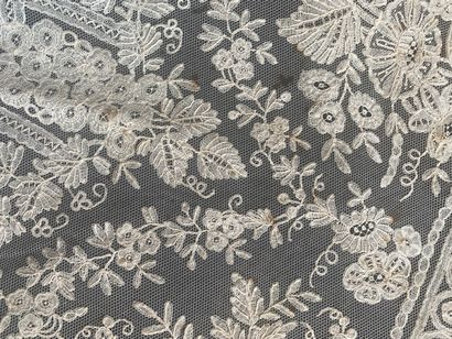 Sumptuous lace shawl application of England,...