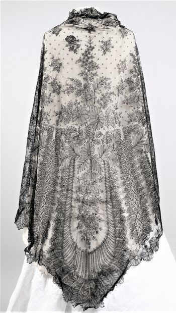 Large triangular shawl in Chantilly, spindles,...