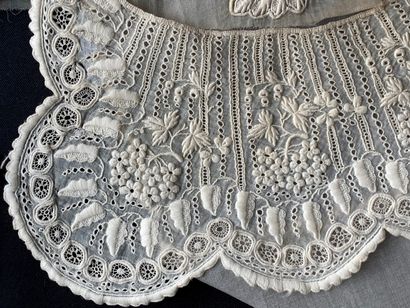 Collar and cuffs in white embroidery, XIXth...