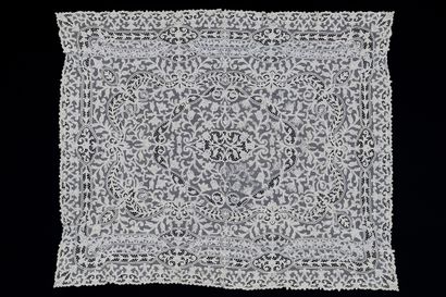 Lace tablecloth, Belgium, early 20th century.
Entirely...