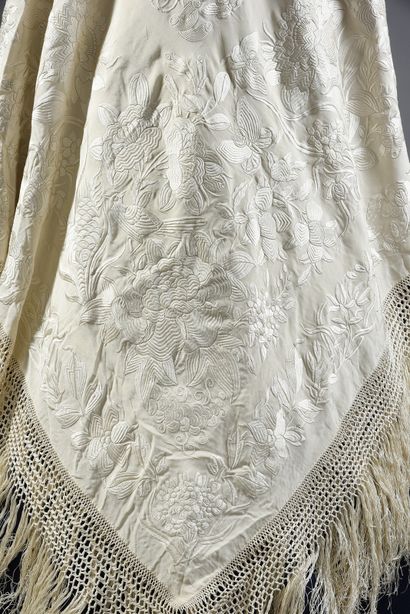 Beautiful and large embroidered silk wedding...