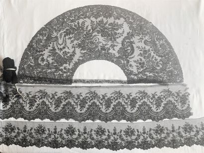 Fan leaf in Chantilly lace, spindles, last...