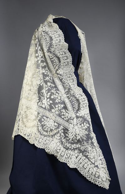 Sumptuous lace shawl application of England,...