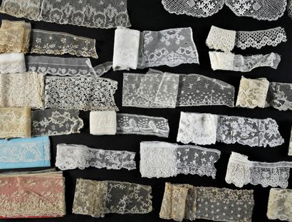Important collection of laces, spindles and...