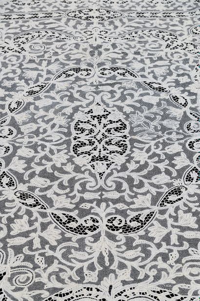 Lace tablecloth, Belgium, early 20th century.
Entirely...