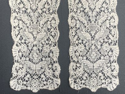 Rare pair of Binche lace barbs, spindles,...