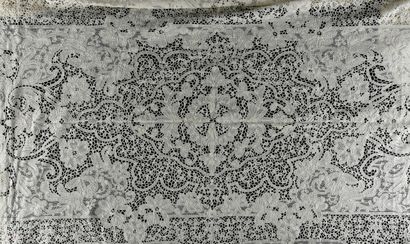 Lace tablecloth, Belgium, early 20th century.
Entirely...