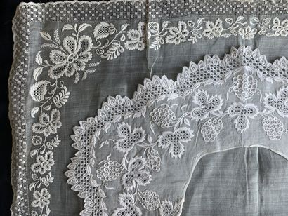 Large handkerchief and collar in pineapple...