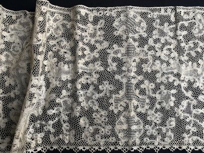 Flanders lace border, spindles, end of the...