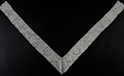 Brussels lace barbs, spindles, circa 1720-30.
Pair...