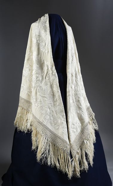 Beautiful and large embroidered silk wedding...