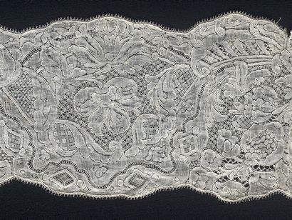 Barbs in Malines lace, spindles, circa 1730-40.
Two...