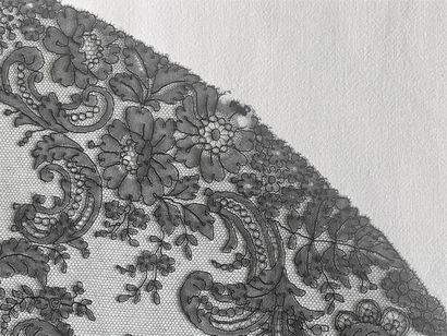 Fan leaf in Chantilly lace, spindles, last...