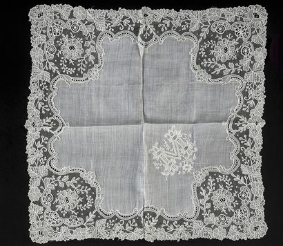 Handkerchief in lace, needle and spindles,...