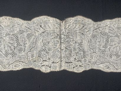 Barbs in Malines lace, spindles, circa 1730-40.
Two...