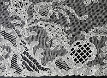 Large bobbin lace border, end of the 19th...