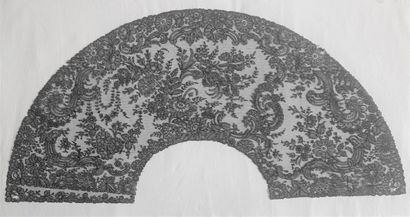 Fan leaf in Chantilly lace, spindles, last...