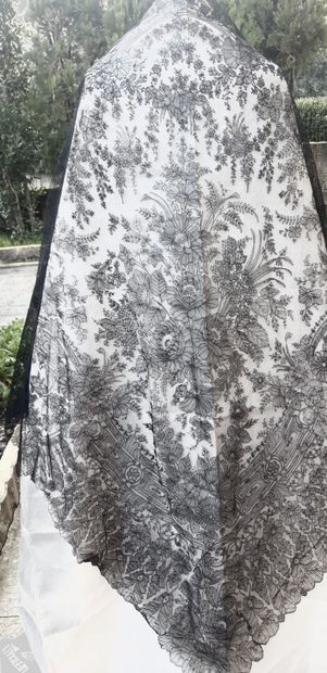 Triangular shawl in Chantilly, spindles,...