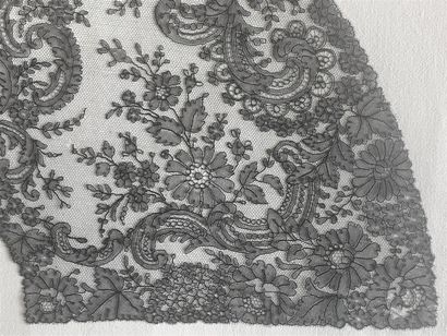 Fan leaf in Chantilly lace, spindles, last...