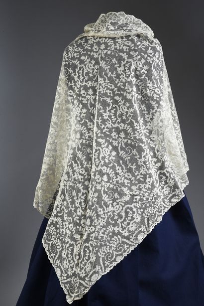 A triangular lace shawl, bobbins, 2nd half...