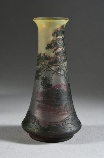 DESEZ

A soliflore bottle decorated with...