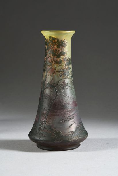 DESEZ

A soliflore bottle decorated with...