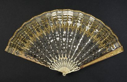 Paillettes, vers 1800-1810
Éventail plié,...